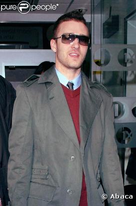 Il agrémente parfois son allure d'une houpette tendance et de lunettes.