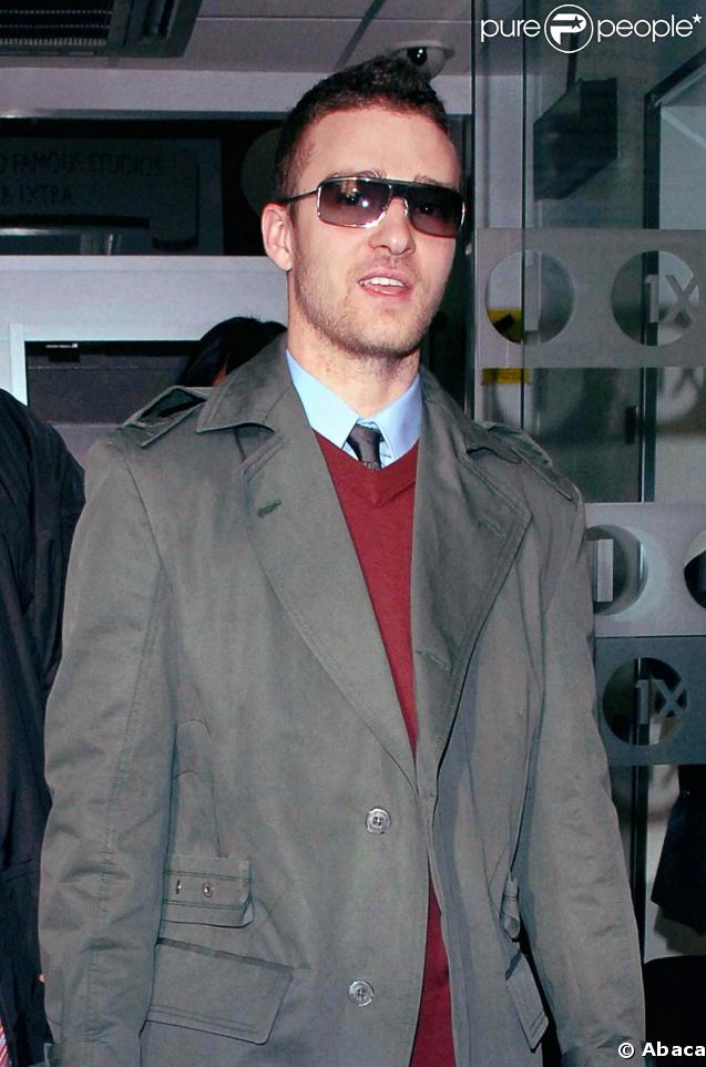 Il agrémente parfois son allure d'une houpette tendance et de lunettes.  