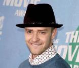 Ah voilà qui est mieux ! En juin 2006 il fait mouche avec son urban style classieux. Toujours aidé de son chapeau ! 