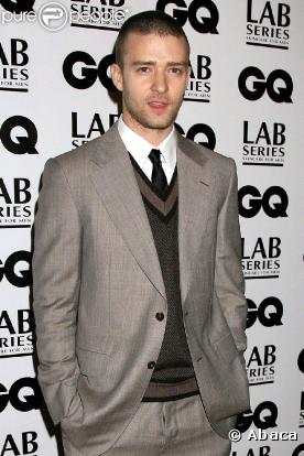 A partir de l'automne 2006, il ne quitte plus son costume et... son pull col V! L'ensemble deviendra la marque de fabrique du chanteur et ça lui va parfaitement bien.