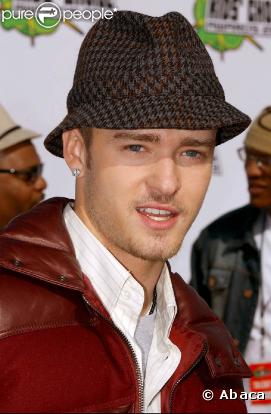 Cette fois, fin 2003, le chapeau qu'il choisit est trendy comme il faut. L'homme aux mille couvre-chef apparaît...
