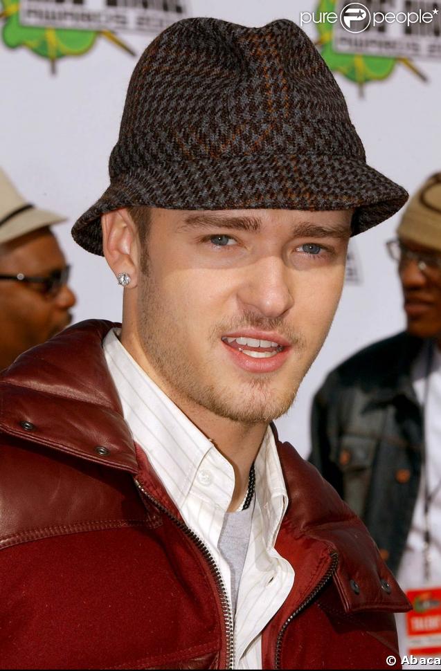 Cette fois, fin 2003, le chapeau qu'il choisit est trendy comme il faut. L'homme aux mille couvre-chef apparaît... 