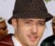 Cette fois, fin 2003, le chapeau qu'il choisit est trendy comme il faut. L'homme aux mille couvre-chef apparaît...