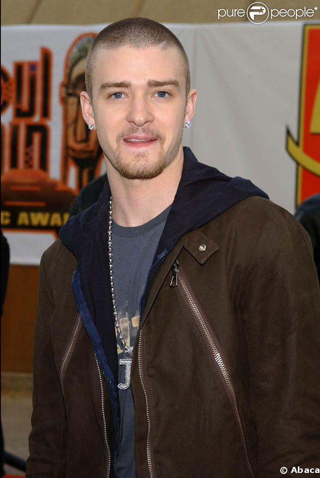 Début 2003, il a rasé sa tignasse pour un air de bad boy. Les boucles d'oreilles en diamant font croire qu'il se dirige vers le bling bling...heureusement que non ! 