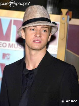 En août 2002, Justin Timberlake vient de sortir son album solo et souhaite se démarquer de son passé de boys band avec un look plus trendy.