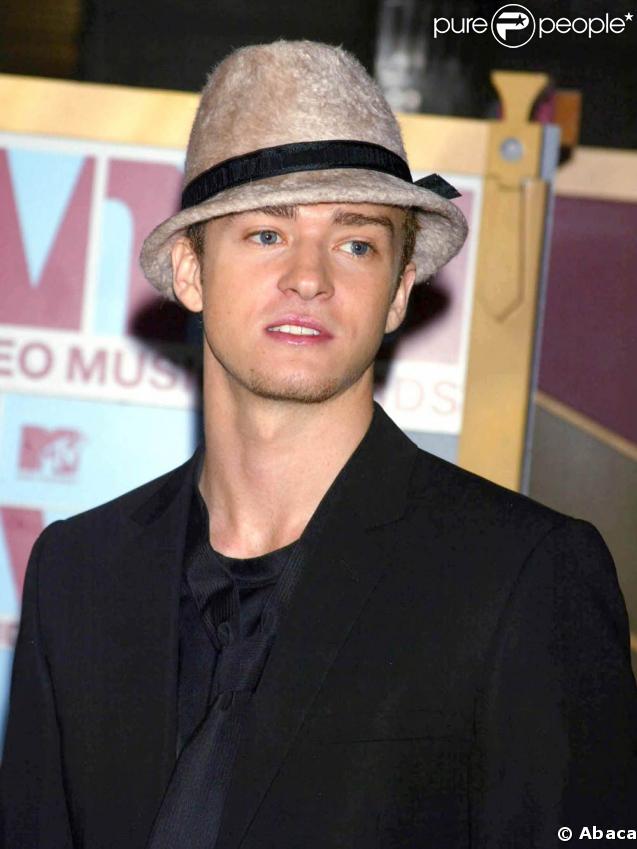 En août 2002, Justin Timberlake vient de sortir son album solo et souhaite se démarquer de son passé de boys band avec un look plus trendy.  