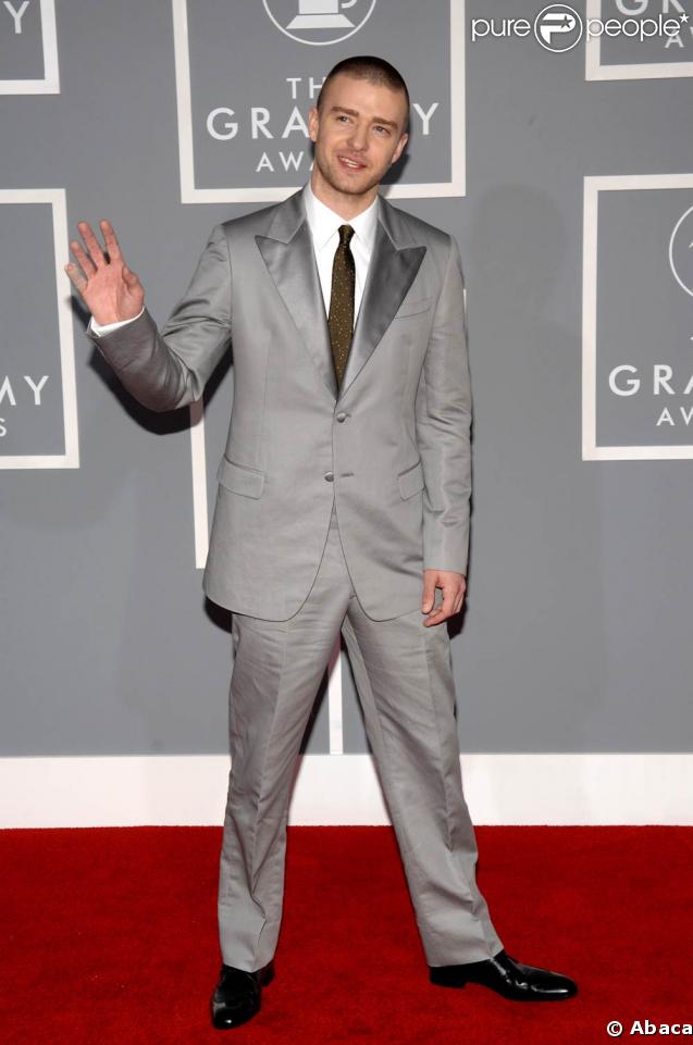 Trop de costume tue le costume ? En 2007, il est prudent mais un peu fade avec cet ensemble gris souris. 