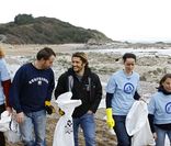 Le footballeur fait le ménage sur la plage dans la joie et la bonne humeur. Ici dans le sud ouest de la France pour une opération de nettoyage Surfrider en 2007, Bixente veut donner l\'exemple.<br />