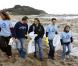 Le footballeur fait le ménage sur la plage dans la joie et la bonne humeur. Ici dans le sud ouest de la France pour une opération de nettoyage Surfrider en 2007, Bixente veut donner l'exemple. 