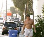 Ryan O'Neal sort les poubelles en short. Le souvenir du beau jeune homme passionnement amoureux de Love Story vient un peu de s'effondrer... 