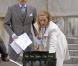 Oh my god, Uma Thurman fait les poubelles et le gentleman Colin Firth la laisse faire ! Rassurez-vous, c'est uniquement pour les besoins du film Un mari de trop. 