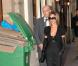 Victoria Beckham venant de jeter les poubelles. Mais non, on rigole. Posh Spice prend juste une allée discrète pour se rendre dans le magasin Colette à Paris ! Voilà qui est plus crédible... 