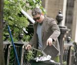 Matthew Broderick, l'époux de Sarah Jessica Parker est clean in the city. Eh oui, c'est l'heure du ménage de printemps. 