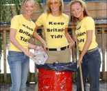 Souvenez vous des Atomic Kitten, ces bombes anglaises éphémères qui nous avaient faits danser langoureusement sur la reprise Eternal Flame. En 2001, elles montrent l'exemple et motivent les Britanniques à garder leur pays propre ! 