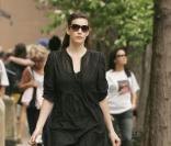 Liv Tyler a presque oublié qu'elle avait dans sa main un sac rempli des exploits de son chien. Elle a marché un bon moment avant de s'en débarasser ! 