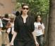 Liv Tyler a presque oublié qu'elle avait dans sa main un sac rempli des exploits de son chien. Elle a marché un bon moment avant de s'en débarasser ! 