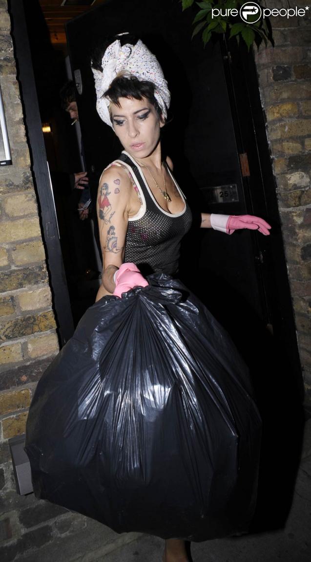 Personne n'ose imaginer dans quel état doit être la demeure de la plus trash des divas, Amy Winehouse. C'est donc avec soulagement que nous la voyons faire le vide de temps en temps ! 