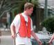 Le frère de Tori Spelling, Randy ne joue pas au malin quand il doit ramasser les poubelles de Malibu en 2000 pour des travaux d'intérêt général ! Qu'elle est belle la jeunesse richissime de Hollywood ! 