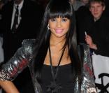 Alesha Dixon portait une mini robe noire et une longue veste à sequins. Le tout réhaussé par des escarpins rose fluo. Top pour une artiste de son âge.  