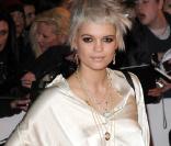 Pixie Geldof a mis KO toutes ses concurrentes dans son legging noir, ses plateformes vernies et sa longue blouse en soie crème asymétrique. 