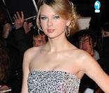 Taylor Swift, la star de la country, en a mis plein la vue avec sa robe bustier argentée 