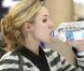 Kristen Bell noie son chagrin dans la bouteille...