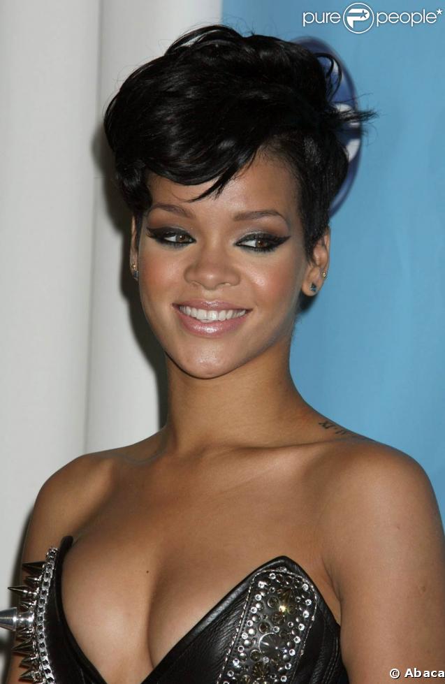 Rihanna un d collet faire p lir les plus belles stars hollywoodiennes 