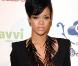 Rihanna, toute simple en robe noire, avec juste un collier comme accessoire singulier... 