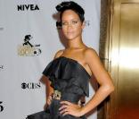 Rihanna sait aussi être classe, pour preuve, ce port de princesse dans cette sublime robe noire ! 