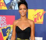 Rihanna exhibe ses jolies gambettes galbées et un décolleté craquant ! 