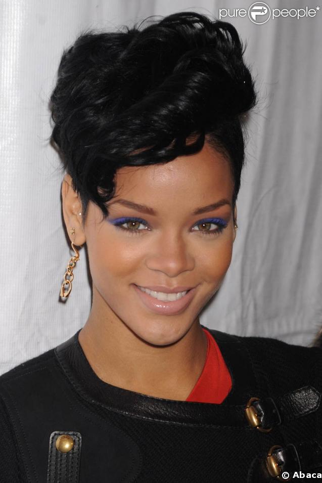 Rihanna très mignonne avec sa coupe choucroutée ! 