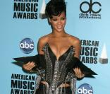 Rihanna et ses trophées aux American Music Awards... moulée dans un bustier et un pantalon en cuir... pour un résultat sulfureux ! 