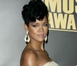 Rihanna tellement belle dans cette robe blanche voilée ! 