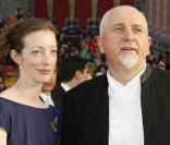 Le chanteur Peter Gabriel, nominé pour sa participation musicale au film d'animation Wall-E et sa femme aux Oscars 2009. Peter a dit non à la cravate ! 