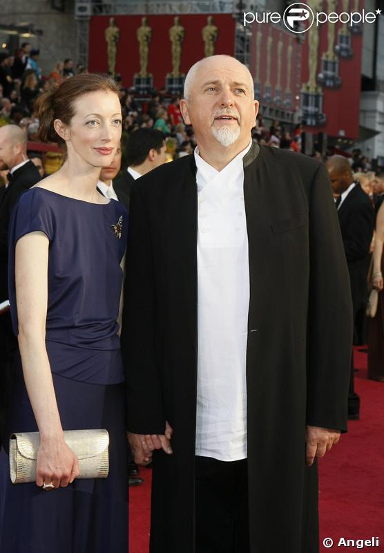Le chanteur Peter Gabriel, nominé pour sa participation musicale au film d'animation Wall-E et sa femme aux Oscars 2009. Peter a dit non à la cravate ! 
