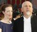 Le chanteur Peter Gabriel, nominé pour sa participation musicale au film d'animation Wall-E et sa femme aux Oscars 2009. Peter a dit non à la cravate ! 