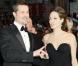 Brad Pitt et la sublime Angelina Jolie était LE couple le plus glamour de ce prestigieux tapis rouge des aux Oscars 2009 ! Costard et noeud papillon pour lui et robe bustier pour elle. Sublimes ! 