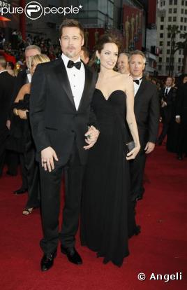 Brad et Angie aux Oscars 2009 était des plus élégants. Angie, reine de beauté, a misé sur le vert comme seule touche de couleur pour égayer sa tenue... et c'est réussi !