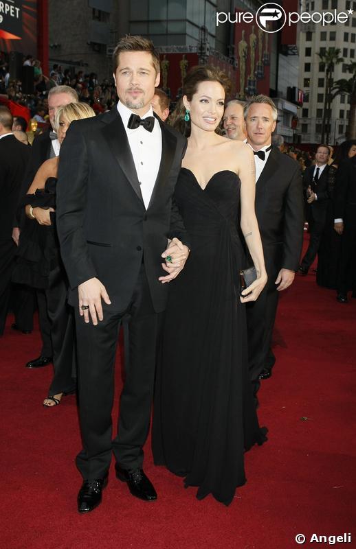 Brad et Angie aux Oscars 2009 était des plus élégants. Angie, reine de beauté, a misé sur le vert comme seule touche de couleur pour égayer sa tenue... et c'est réussi !