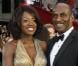 Viola Davis (qui a joué dans "Doute") a dégainé la robe dorée pour les Oscars 2009. Waouh ! Son époux Julius Tennon était tout sourire aux côté de sa divine femme ! 