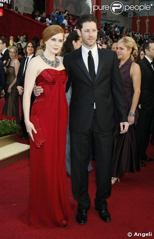 La délicieuse Amy Adams a sorti la robe rouge, comme beaucoup pour les Oscars 2009. Son compagnon Darren Le Gallo est lui  aussi très classe ! 