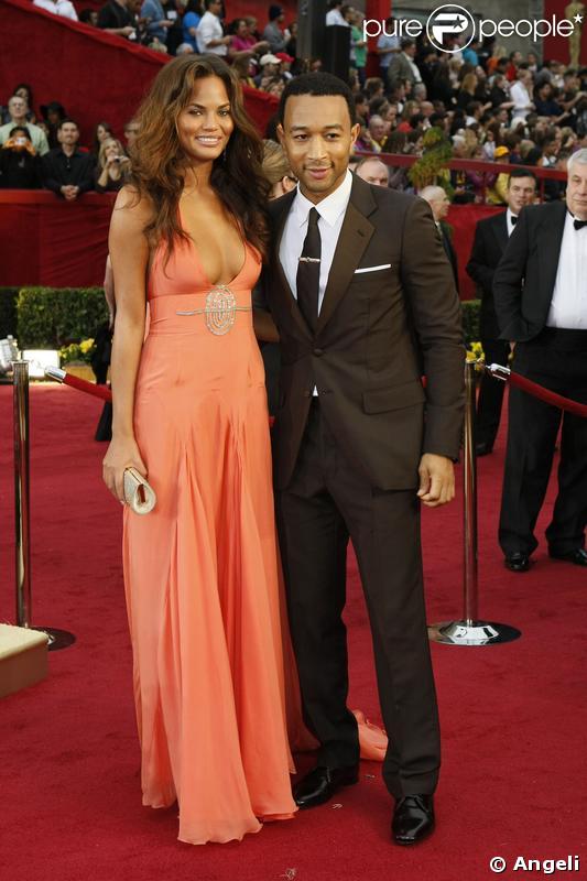 John Legend et sa tendre moitié. Tendre, mais grande ! La belle avait sorti la robe très décolletée ! 