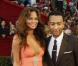 John Legend et sa tendre moitié. Tendre, mais grande ! La belle avait sorti la robe très décolletée ! 