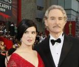 Habitués aux pitreries de Kevin Kline, quelle n'a pas été notre surprise de le voir calme aux côtés de  sa femme Phoebe Cates, sur le tapis rouge ds Oscars 