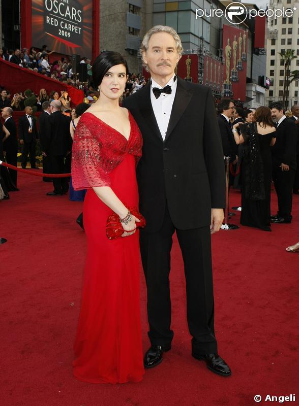 Habitués aux pitreries de Kevin Kline, quelle n'a pas été notre surprise de le voir calme aux côtés de  sa femme Phoebe Cates, sur le tapis rouge ds Oscars 