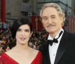 L'hilarant Kevin Kline et sa femme Phoebe Cates. Comme beaucoup de ladies présentes, Phoebe a opté pour le rouge pour se confondre avec le tapis rouge des Oscars 2009. Mission presqu'accomplie ! 
