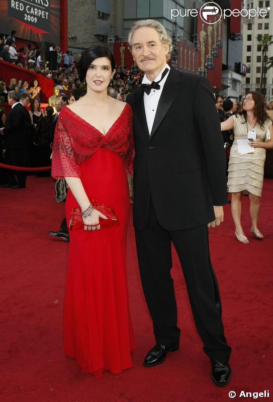 L'hilarant Kevin Kline et sa femme Phoebe Cates. Comme beaucoup de ladies présentes, Phoebe a opté pour le rouge pour se confondre avec le tapis rouge des Oscars 2009. Mission presqu'accomplie ! 
