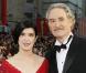 L'hilarant Kevin Kline et sa femme Phoebe Cates. Comme beaucoup de ladies présentes, Phoebe a opté pour le rouge pour se confondre avec le tapis rouge des Oscars 2009. Mission presqu'accomplie ! 