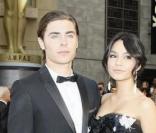 Sages, comme d'habitude, Zac et Vanessa ont posé devant les photographes pour immortaliser ce moment intense qu'est la cérémonie des Oscars. Ce sera peut-être leur tour un jour... 