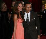 John Legend qui a chanté aux Oscars 2009, accompagné de moitié. De sa grande moitié ! 